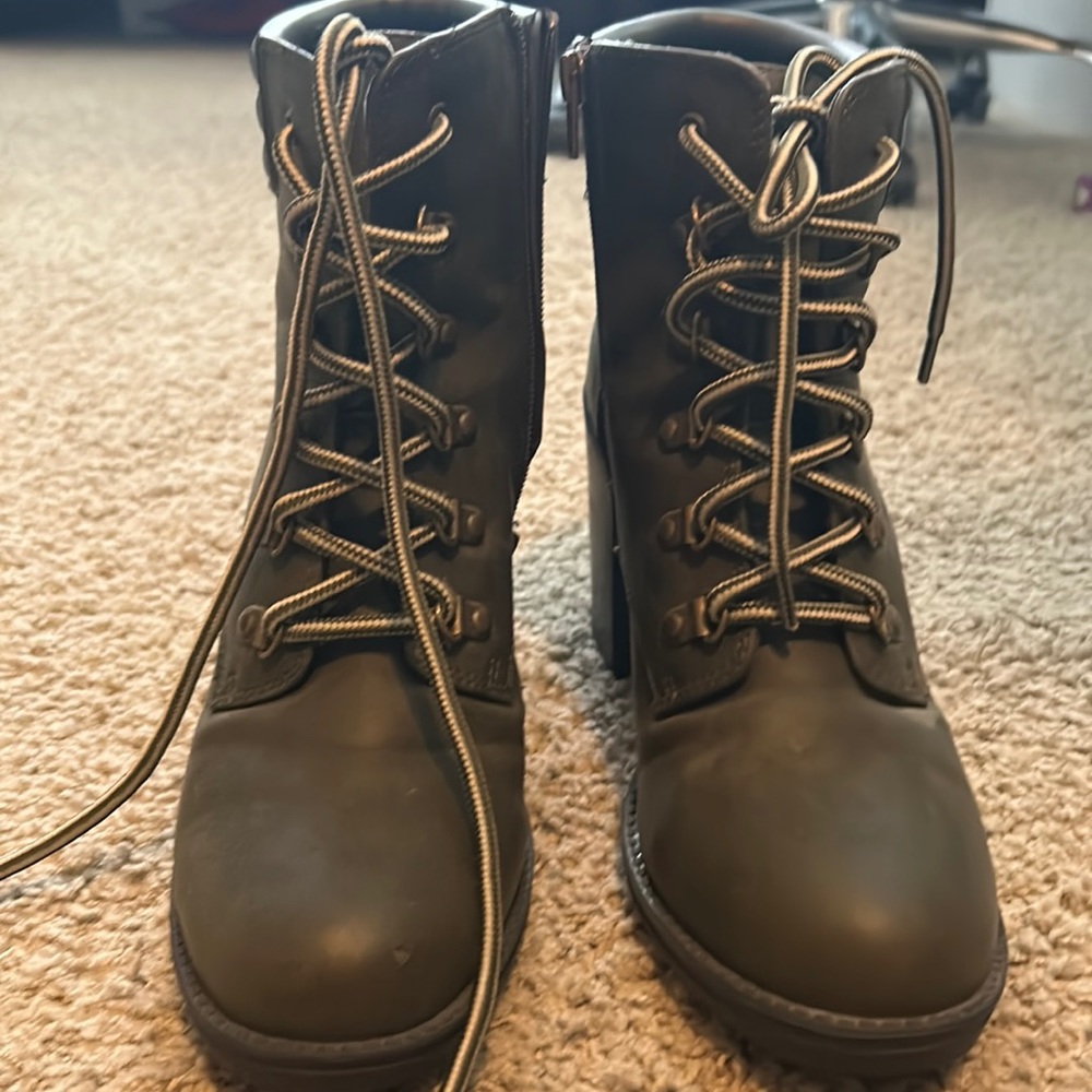 Heel boots with lace and zipper, super comfy to wear